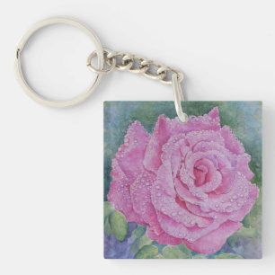 Rose rose avec gouttes de pluie