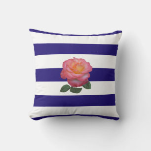 Rose rose sur jeté de coussin rayé bleu marine et
