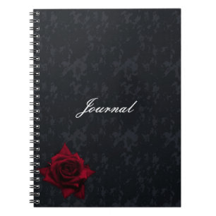 Rose rouge sur le Carnet gothique noir
