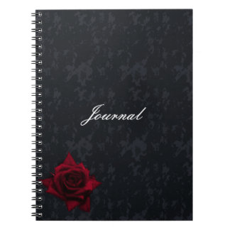 Rose rouge sur le Carnet gothique noir