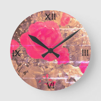 Rose sind rot - mittlere, runde Wanduhr