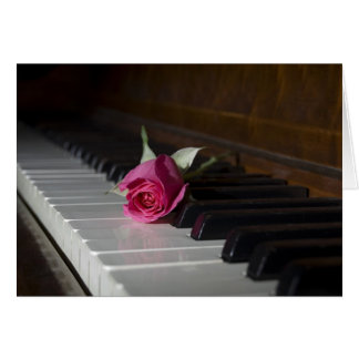 Rose sur piano