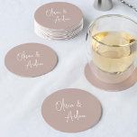 Rose Taupe | Moderne handgeschriebene Hochzeit Runder Pappuntersetzer<br><div class="desc">Entworfen,  um unsere modernen handgeschriebenen Skripteinladungen zu erfüllen. Ein wunderschönes typografisches Design mit minimalistischem Ambiente,  mit Ihren Namen in modernen handgeschriebenen Schriften. Farbenspiel: Rose Taupe,  ein mutiertes neutrales staubiges Rosa.</div>