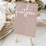 Rose Taupe Scripted Table FOURTEEN   Guest Names Tischnummer<br><div class="desc">Einfache und schicke Tischnummer-Karten in der Rose Erde Taupe und Weiß machen eine elegante Aussage bei Ihrer Hochzeit oder Veranstaltung. Das Design enthält "Table [number]" in einem spannenden Mix aus klassischer Serif und handgeschriebenem Skriptsatz, darunter einzelne Gastnamen. Design wiederholt sich auf beiden Seiten. Einzelne nummerierte Karten werden separat verkauft; bestellen...</div>