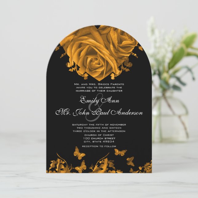 Rose und Butterfliegen mit Gold Heart Einladung (Stehend Vorderseite)