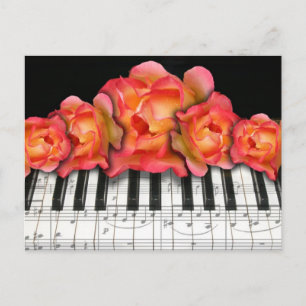 Rose und Musiknoten der Klaviertastatur Postkarte