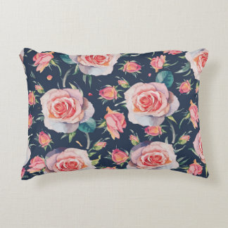 Rose und Rosenknospe: Blütenfrei. Dekokissen
