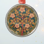 Rose Wreath Stickerei Design von William Morris Ornament Aus Metall<br><div class="desc">Dieses hübsche Rose Wreath Design ist ein Reprint der Vintagen Stickerei. Das originelle Design wurde von William Morris entworfen, einem berühmten britischen Textildesigner Mitte und Ende des 19. Jahrhunderts. Der blühende pfirsichfarbene und rosa Rosenstrauch ist von hellgrünen Eichenfässern umgeben, die in ein dekoratives Blumenmuster und eine üppige Vegetation mit Tealin-blauem...</div>