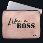 Rosegold Druckhintergrund Text "wie eines Chefs" Laptopschutzhülle<br><div class="desc">Laptophülse " wie eines Chefs" mit einem Druckrosegold Hintergrund.  Personifizieren Sie die Initialen unter Verwendung des Zazzle Werkzeugs.</div>