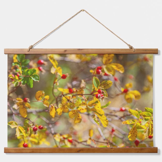 Rosehip Herbst Wandteppich Mit Holzrahmen (Vorne)
