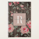 Rosen auf Mit Monogramm Holzplaner Planer<br><div class="desc">Mit diesem hübschen, femininen Planer mit rosa Ross auf rustikalem Holzhintergrund organisieren Sie sich stilvoll. Das Design ist mit Ihrem Initial und Namen fertig. Unsere einfach zu bedienende Vorlage macht es so einfach, diesen Planer zu personalisieren, um es zu Ihrem eigenen zu machen. Macht ein großartiges Geschenk! Mit diesem Design...</div>
