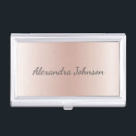 Rosen-Gold erröten rosa Folien-modernes elegantes Visitenkarten Dose<br><div class="desc">Erröten Rosa - Rosen-GoldImitat-Folien-metallischer Folien-rostfreier Stahl-Minimalistischer Geschäfts-Kartenhalter mit weißer mit Buchstaben gekennzeichneter Skriptunterzeichnungstypographie für das Monogramm. Das girly ombre moderner und eleganter Chic können LuxusRosen-Goldfolien-Metallgeschäfts-Kartenhalter mit Ihrem Namen besonders angefertigt werden. Treten Sie bitte mit dem Designer für kundengebundene zusammenpassende Einzelteile in Verbindung.</div>