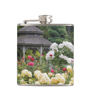 Rosen in Blüte und Gazebo-Rosengarten am Flachmann