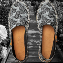 Rosen - Schwarz und Weiß auf grauen Espadrilles