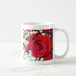 Rosen- und Babyatem auf einer klassischen Schale Kaffeetasse