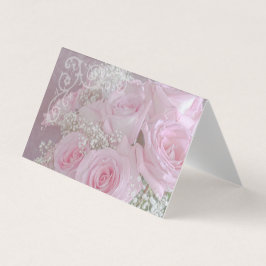 Rosen und Gipskräuter in weichrosa Farbe