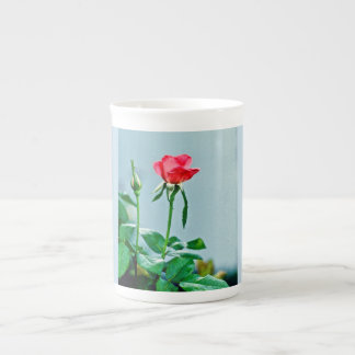 Rosenblüte und -knospe auf Knochen-China-Tasse Prozellantasse