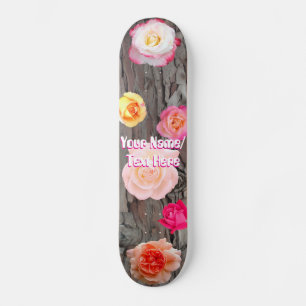 Rosenblüten und Baumrindenskateboard Skateboard