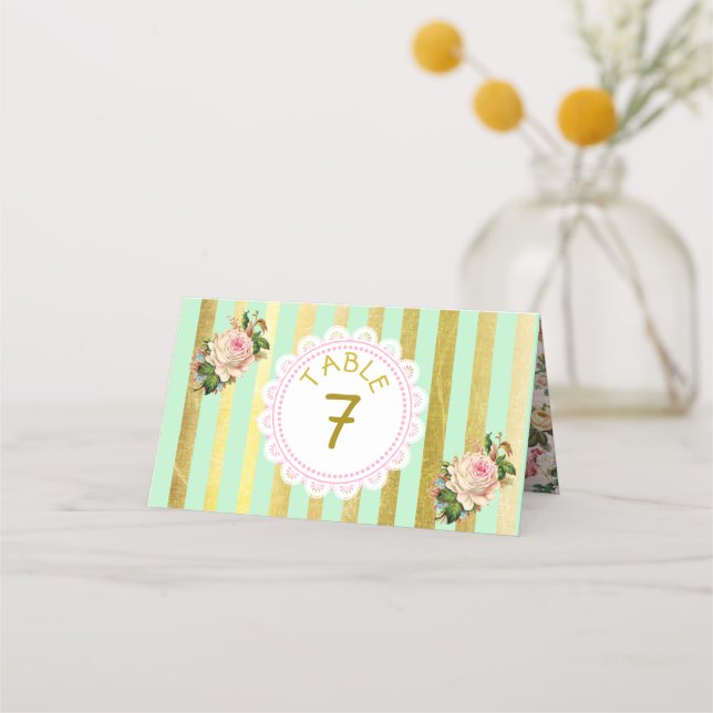 Rosenrosen Hochzeitskarte mit grüner Tischnummer Platzkarte (Vorderseite)