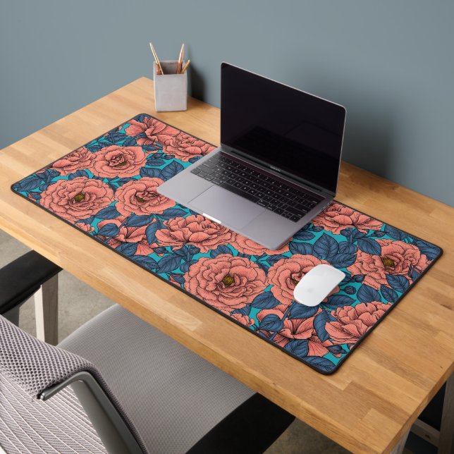 Rosenrosen mit blauen Blätter auf blau Schreibtischunterlage (Büro 2)
