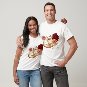Rosenträume: Zusammengerollte Katze im floralen Gl T-Shirt