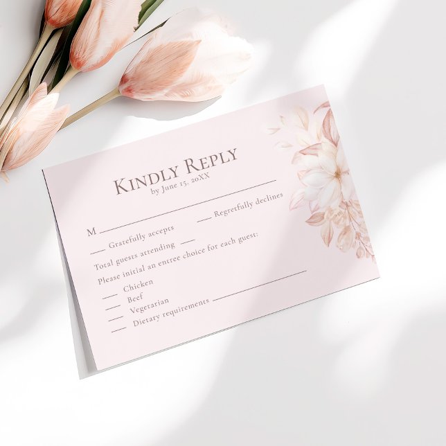 Roses romantiques rose pâle Mariage Carte RSVP (Romantic Pale Pink Roses Wedding RSVP Card on a sunny table with pale pink flowers.)
