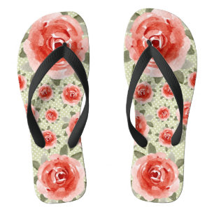 Roses rouges sur des tongs blancs et des points de