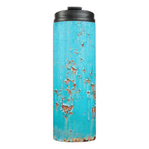 Rostblau gestrichene Metallwand. Detaillierter Fot Thermosbecher