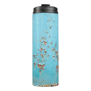 Rostblaues Metall: Texturierte Wand. Thermosbecher