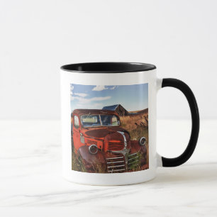 Rostender orangefarbener Dodge-LKW mit verlassener Tasse