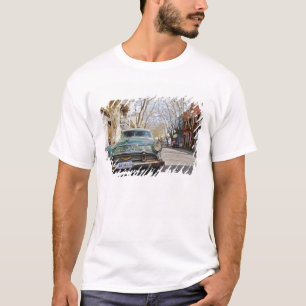 Rostige und flockige Farbe eines alten Autos T-Shirt