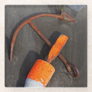 Rostiger Anker und Boje auf einem Strand Glasuntersetzer