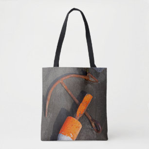 Rostiger Anker und Boje auf einem Strand Tasche