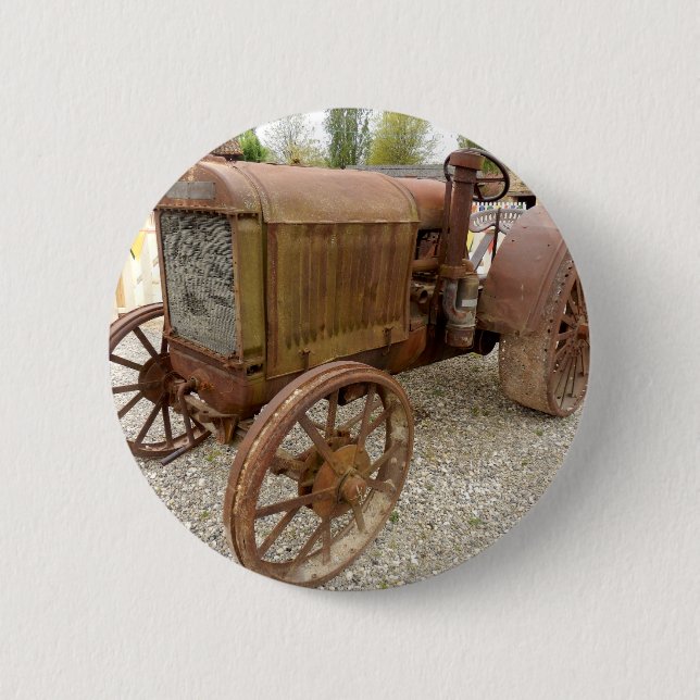 Rostiger Oldtimer-Traktor Button (Vorderseite)