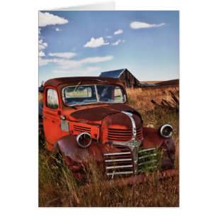 Rostiger orangefarbener Dodge-LKW mit verlassener