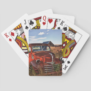 Rostiger orangefarbener Dodge-LKW mit verlassener  Spielkarten