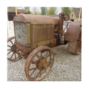 Rostiger Vintage-Traktor Fliese
