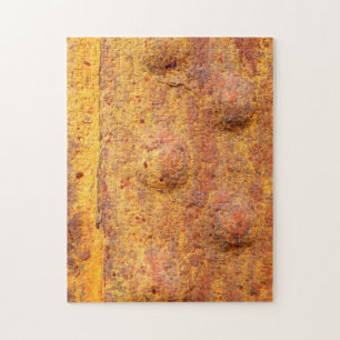Rostiges, genietetes Metall-Fotopuzzle mit Geschen