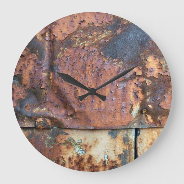 Rostiges Metallmit seiten versehendes altes Große Wanduhr (Vorderseite)