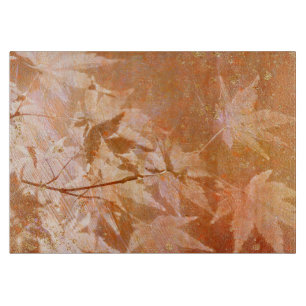 Rostorange Herbstblätter und goldene Akzente Schneidebrett