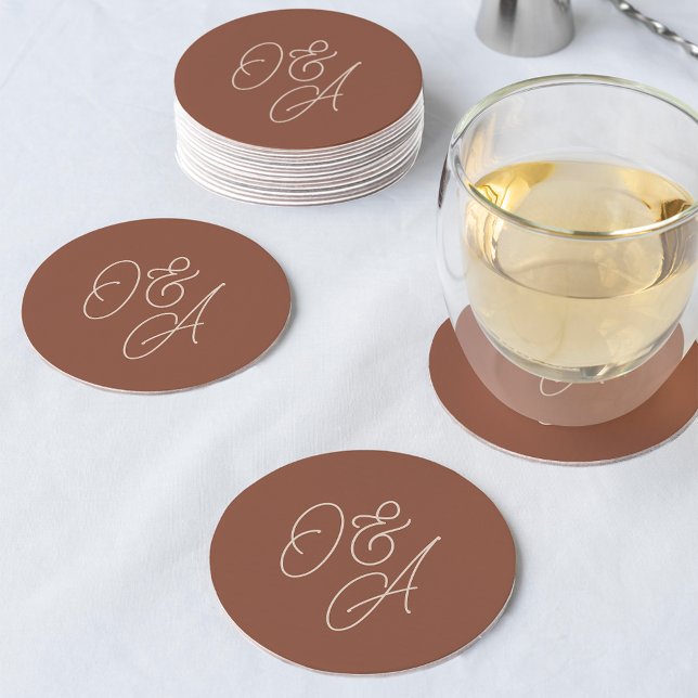 Rostrot | Oversified Script Monogram Wedding Runder Pappuntersetzer (Von Creator hochgeladen)