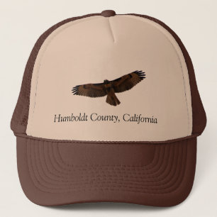 Rot-angebundener Falke im Flug, Humboldt County, Truckerkappe