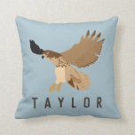 Rot-Angebundener Falke im Flug personalisiert Kissen<br><div class="desc">Fügen Sie eine wilde Touch Ihrer Couch oder Sofa mit diesem kundenspezifischen Falke Throwkissen hinzu. Diese realistische Artillustration stellt einen majestätischen rot-angebundenen Falken im Flug gegen einen hellblauen Hintergrund dar. Ich basierte diesen Raubvogel Grafik auf den Falken, die ich gelegentlich Blicke in des Himmels über mir fange, während ich heraus...</div>