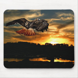 Rot angebundener Falke Mousepad