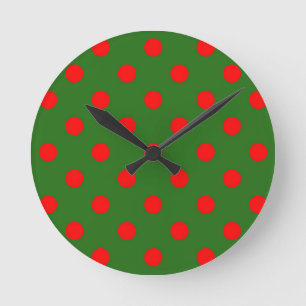 Rot auf grünem Polka-Punkte-Musterdesign Runde Wanduhr