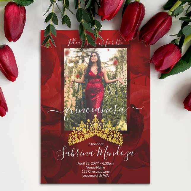 Rot, Gold Quinceanera Kristall Tiara Einladung (Elegant red quinceanera invitations with gold crown, red roses, floral red mis quince script writing)