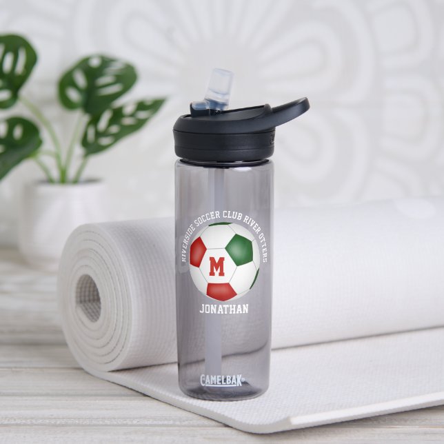 Rot-Grün-Fußballmannschaft färbt Jungen Mädchen ma Trinkflasche (Yoga)
