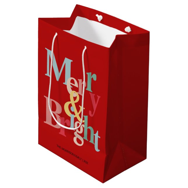 Rot Merry und hell Moderne Typografie Mittlere Geschenktüte (Vorderseite Schrägansicht)