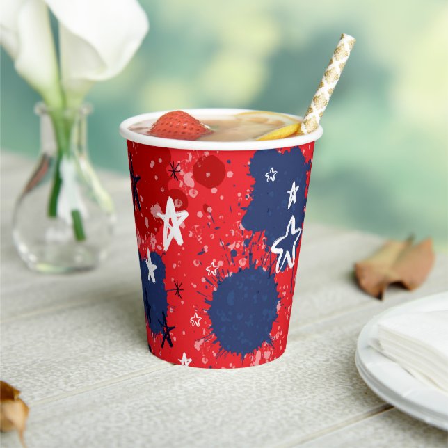 Rot mit blauen Spritzern und Schwarz-Weiß-Stars Pappbecher (In Situ)