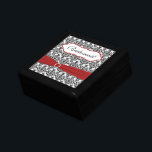 Rot, Schwarz, Weiß Damaske Trinkbox Geschenkbox<br><div class="desc">Diese individuell gestaltbare Schmuckbox aus schwarz-weißem Damast hat ein Farbband mit roten IMITATEN und eine Brosche mit Schmuck. Sie können das Wort "Bridesmaid" zu jedem Hochzeitsmitglied ändern, das Sie brauchen, wie z.B. den Namen des Empfängers, seine Monogramme, oder einfach "Danke". Wenn Sie Änderungen wünschen oder Hilfe bei der Anpassung Ihres...</div>